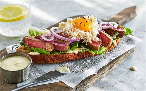 Bookmaker toast med entrecôte och dijoncrème .